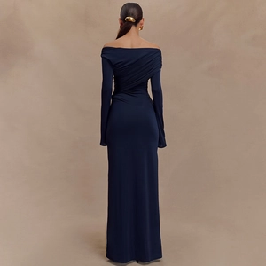 Vue détaillée du dos élégant et de la texture froncée de cette robe longue bleu marine