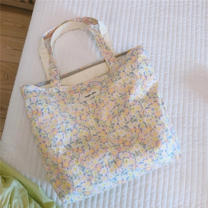 Détail du sac à main en coton à fleurs avec étiquette en tissu simple wish élégant