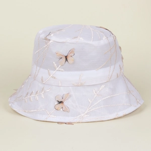 Détail d'un chapeau de soleil en dentelle blanche avec broderie dorée et papillons 3D