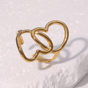 Bague minimaliste en acier doré 18k avec motif double cœur sur socle en pierre