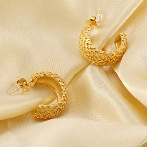 Créoles Texturées À Grille Géométrique Style Français Plaqué Or 18K Acier Inoxydable Titane Forme C Vintage Chic Femmes