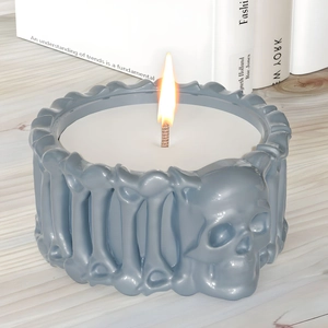Dettaglio di un portacandele a forma di teschio e ossa in resina blu per Halloween