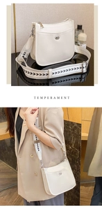 Detail der weißen Schultertasche aus genarbtem Leder mit geometrischem Webgurt