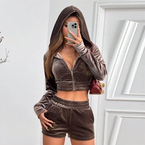 Damen-Zweiteiler aus braunem Samt mit Kapuzenjacke und passenden Shorts für Freizeit