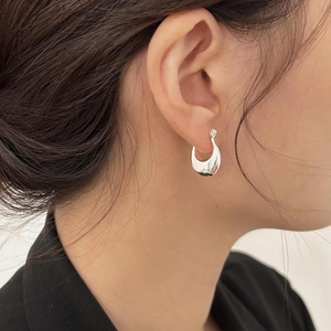 Minimalist 925 sterling silver U-shaped hoop earrings with mirror finish on model