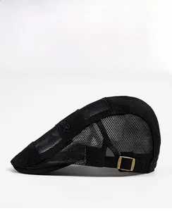Vista laterale del cappello nero in mesh con fibbia in metallo e ricami curati