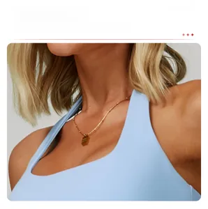 Gros plan du col carré sur le soutien-gorge de sport bleu clair sans couture pour femmes