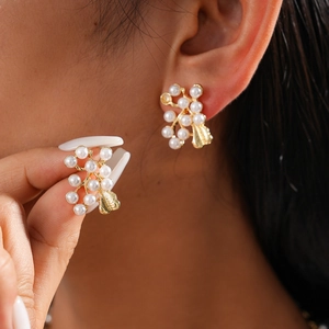 Elegant vintage flower pearl cluster earrings with gold metal base for women's fashion
