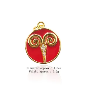 Dettaglio ciondolo totem animale in smalto rosso con zircone, diametro 1,6cm e peso 2,2g