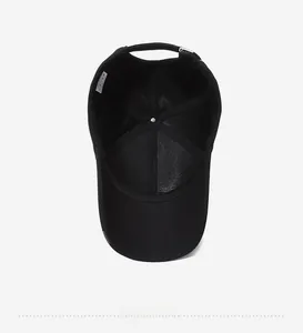 Vue détaillée de l'intérieur d'une casquette en coton avec coutures à six panneaux