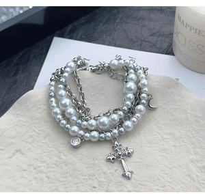 Détail du bracelet de perles multicouche Y2K avec croix gothique et lunes