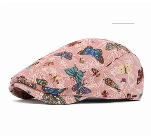 Detailansicht von rosa Jacquard-Stoff mit buntem Schmetterlings-Stickmuster auf dem Hut