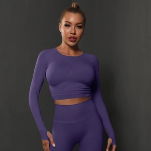 Détail du haut de yoga violet sans couture avec trous pour les pouces et mesh
