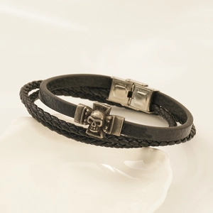 Mehrlagiges schwarzes Lederarmband für Herren mit Totenkopf und Kreuz aus Edelstahl