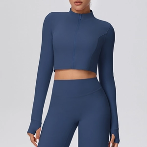 Detail der dunkelblauen kurzen Yoga-Jacke mit Daumenlöchern und hoch taillierten Leggings