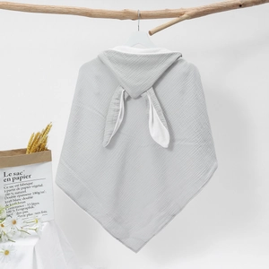 Detailansicht des weichen Baby-Kapuzenhandtuchs aus Baumwollmull mit Hasenohren-Deko.