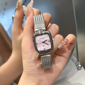 Elegante Damen-Quadratuhr mit silbernem Netzarmband und rosa Strass-Zifferblatt am Handgelenk