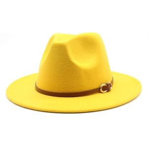 Detail van felgele vilten fedora hoed met bruine leren band en gouden gesp