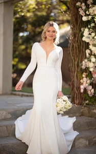 Détail d'une robe de mariée élégante en satin blanc avec décolleté en V et manches