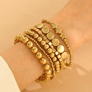 Set di braccialetti di perline dorate fatte a mano con ciondoli a stella al polso
