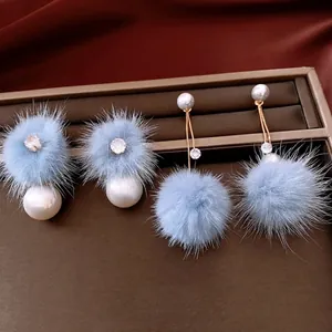 Eleganti orecchini di perle placcati oro 18K con pompon azzurri per lo stile invernale