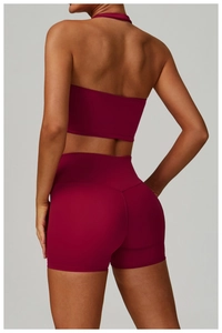 Vue arrière d'un ensemble brassière de yoga bordeaux et short taille haute avec couture en V