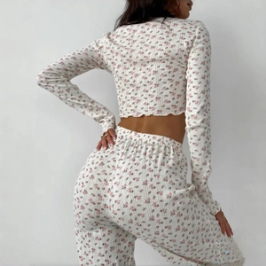 Completo pigiama due pezzi da donna color crema con stampa floreale rosa e volant