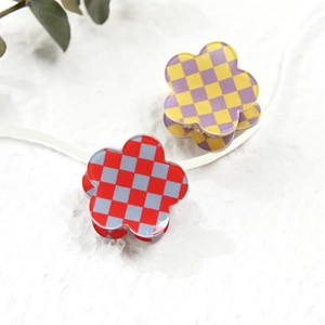 Mini pinces à cheveux à fleurs avec motif damier coloré et finition brillante