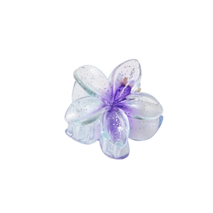 Détail d'une pince à cheveux fleur de 4cm en dégradé violet transparent à paillettes