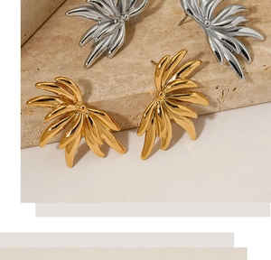 Détail de boucles d'oreilles en acier inoxydable PVD or et argent en forme de plume