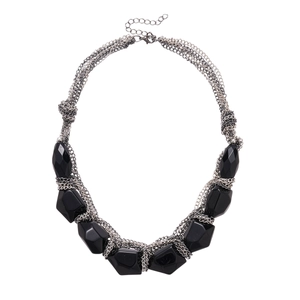 Collier gothique sombre avec pendentif acrylique géométrique et chaînes argentées