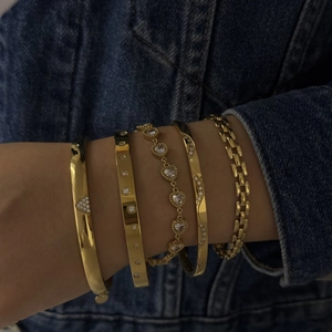 Ensemble de bracelets en acier inoxydable doré pour femmes avec zircons sur fond en jean