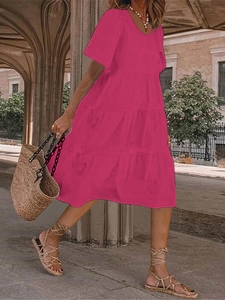 Robe d'été rose rouge à manches courtes avec col en U et jupe à plusieurs niveaux