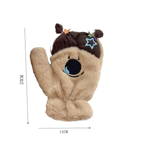 Détail du gant en peluche avec broderie indiquant les dimensions 23cm de haut et 11cm de large