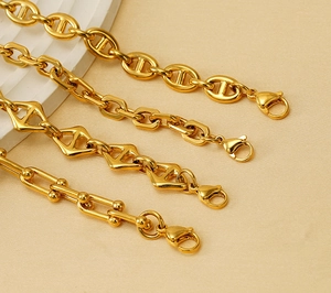 Détails de quatre styles de chaînes dorées polies, incluant des maillons ovales et en U