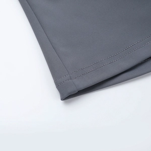 Détail macro d'une couture à double aiguille sur tissu en maille gris foncé