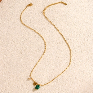 Collier en acier inoxydable doré avec pierre malachite verte et pendentifs en zircon