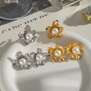 Fashionable 18K gold and silver stainless steel flower pearl stud earrings set