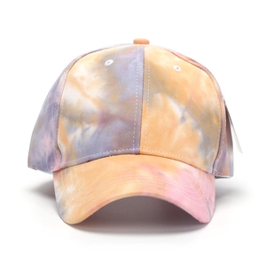 Dettaglio del cappello tie-dye con sfumature arancioni e viola e fori di ventilazione laterali