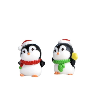 Statuine in miniatura di pinguini natalizi con cappelli rossi e sciarpe colorate