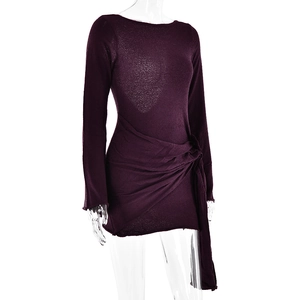 Detail des tiefvioletten Strickkleides mit seitlicher Raffung und Taillenknoten