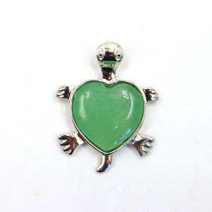 Zilveren schildpad hanger met een groene hartvormige natuurlijke jade op witte achtergrond
