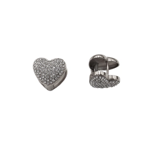 Orecchini a cerchio vintage a cuore in metallo canna di fucile con strass su sfondo bianco