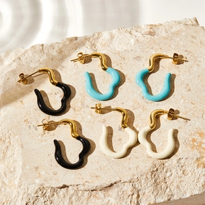 Trois paires de boucles d'oreilles irrégulières en émail coloré sur une base en pierre