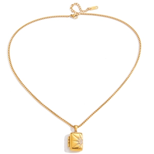 Détail du collier médaillon carré en acier plaqué or 18K avec étoile et zircons