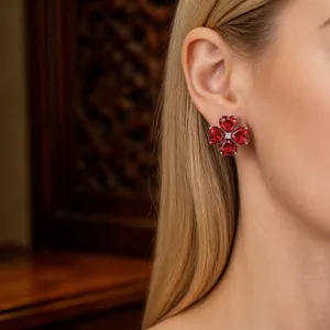 Eleganti orecchini a lobo a forma di fiore di cuore rosso con cristalli di zircone