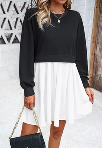Détail de la robe contrastée avec haut noir et jupe plissée blanche élégante