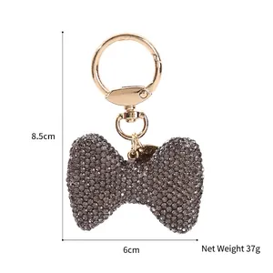 Dettaglio portachiavi a fiocco con strass, dimensioni 8,5cm x 6cm e peso netto 37g