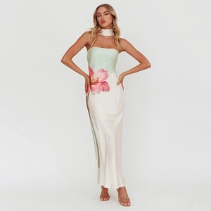 Détail d'une robe longue en satin à fleurs avec écharpe assortie et fini soyeux