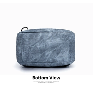 Vista dettagliata del fondo rinforzato della borsa da viaggio in tela blu denim